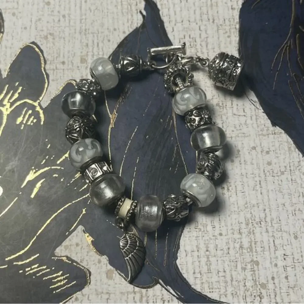 Vintage Y2K Elegant Silver and White Charm Bracelet Angel Wing D?